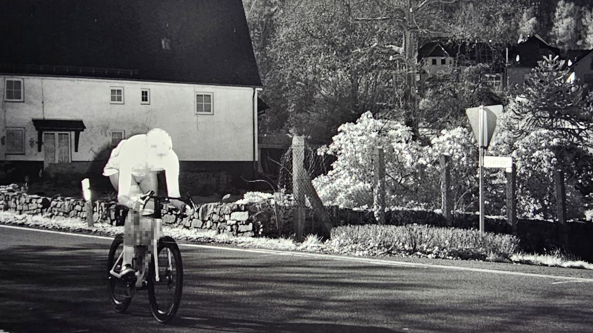 Csak néztek a rendőrőrsön: extrém gyorshajtó biciklist fotózott a traffipax