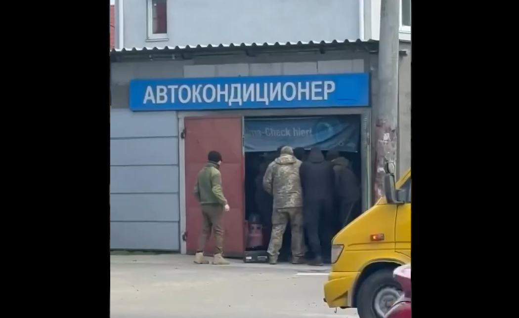 Odesszából került elő egy újabb megdöbbentő felvétel a kényszersorozásról (Képernyőfotó: Telegram)