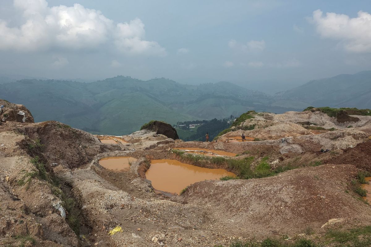 Bányászok egy nyílt felszíni koltánbányában Rubayában, Kongóban