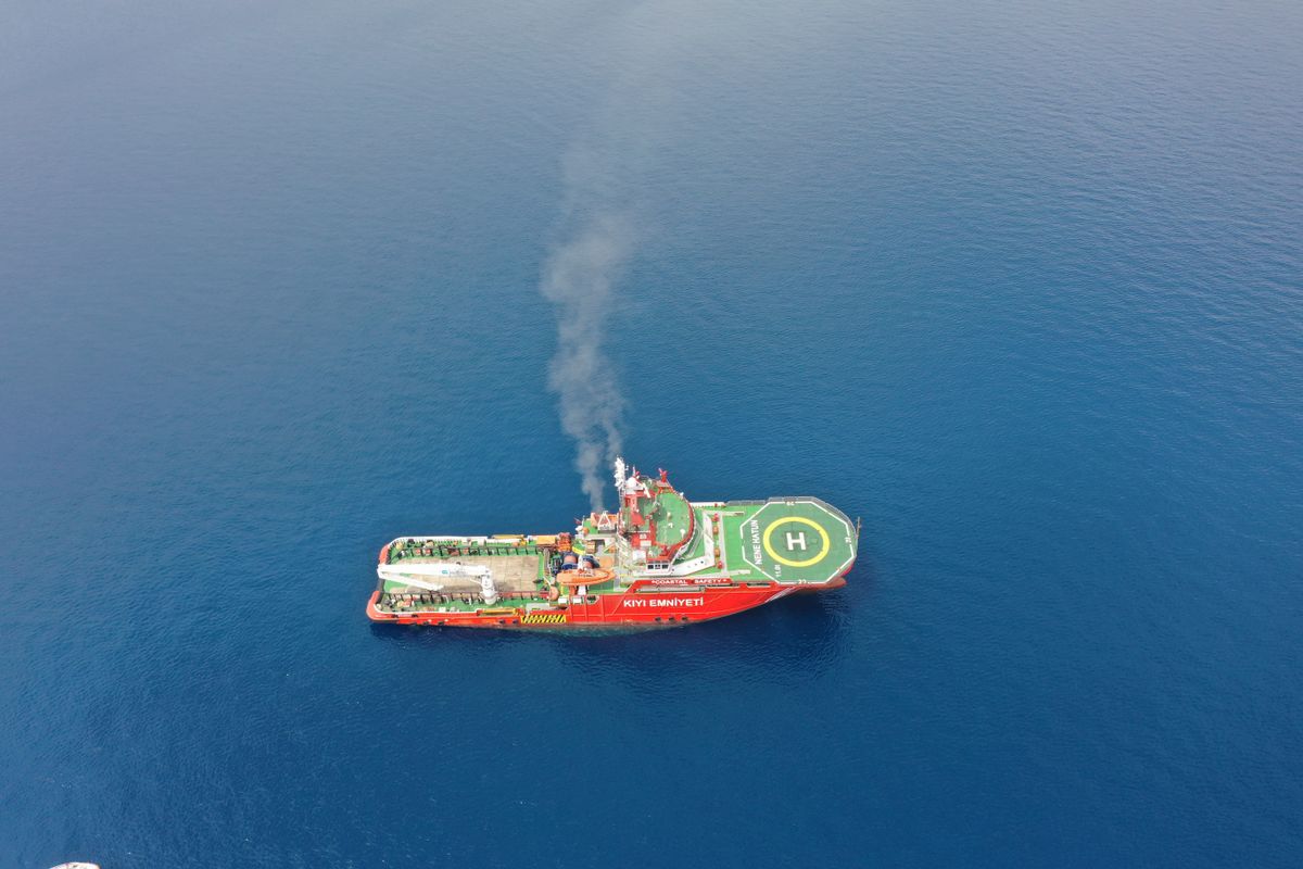 A török tankerhajót sikeresen partra vontatták