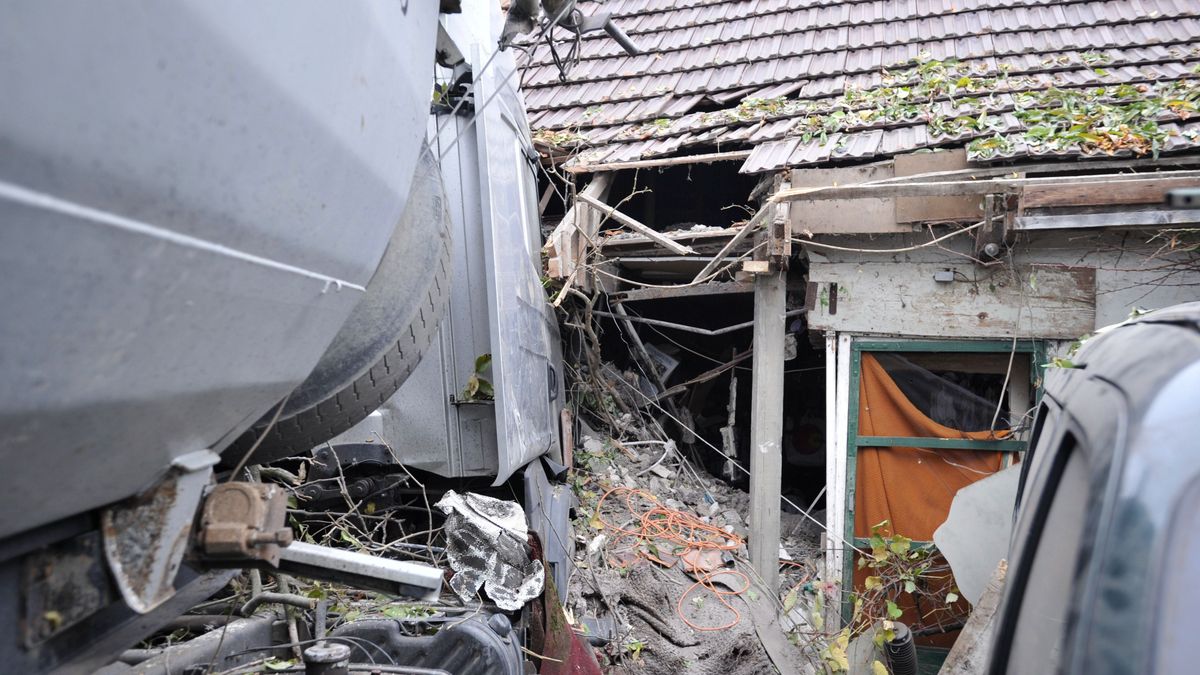 Kitilthatják a magyar utakról a lakóházat leromboló szlovák kamionost