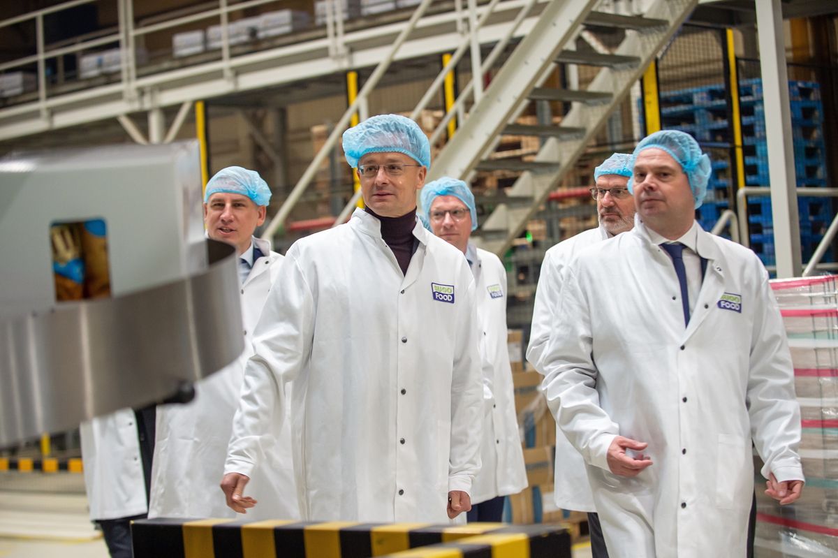 Baja, 2026. március 30.
Szijjártó Péter&nbsp;külgazdasági és külügyminiszter (b2) és Yves De Vinck,&nbsp;a Roger & Roger Group ügyvezető igazgatója (j) a SUGO FOOD Kft. bajai üzemében a beruházásbejelentő ünnepség után 2026. március 30-án. A belga tulajdonosi hátterű élelmiszeripari vállalat körülbelül 17,5 milliárd forint értékben új feldolgozó üzemet épít, amihez a kormány 4,8 milliárd forint támogatást ad.
MTI/Kacsúr Tamás