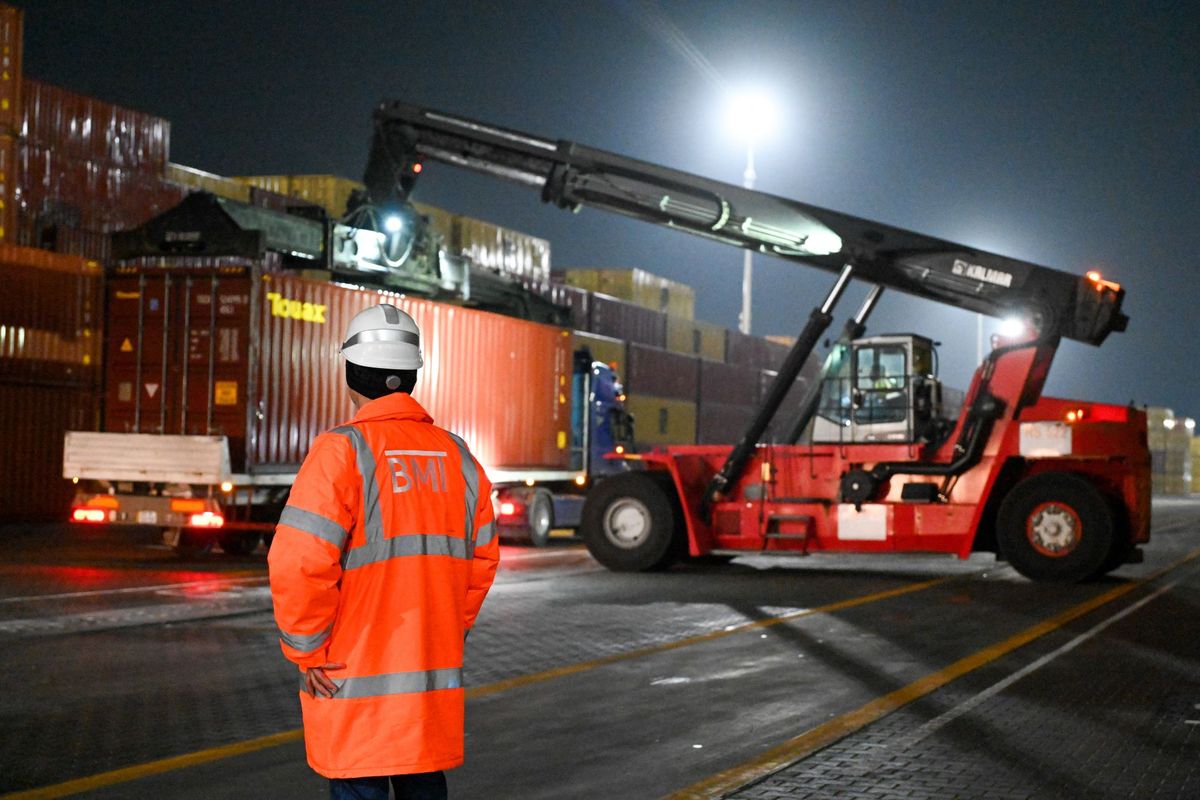 Szállítmánykonténerek az iraki Umm Qasr kikötőben, a Perzsa-öböl partján