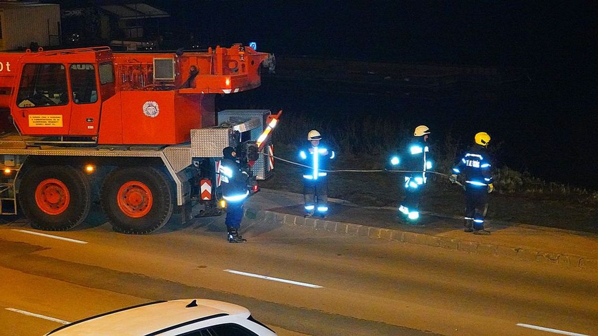 A Tiszába csúszott egy autó Szegeden, a tűzoltók nagyot küzdöttek, hogy kivontassák