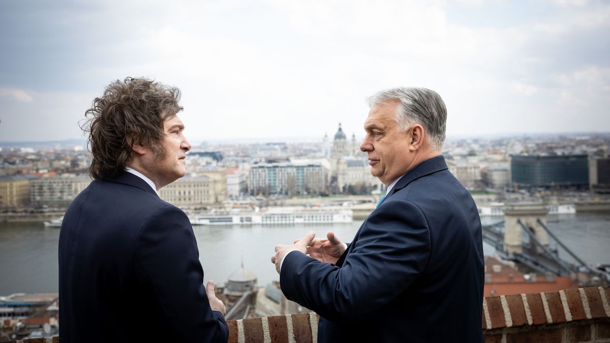 Budapest, 2026. március 21.
A Miniszterelnöki Kommunikációs Főosztály által közreadott képen Orbán Viktor miniszterelnök (j) fogadja Javier Milei argentin elnököt a Karmelita kolostorban 2026. március 21-én.
MTI/Miniszterelnöki Kommunikációs Főosztály/Fischer Zoltán