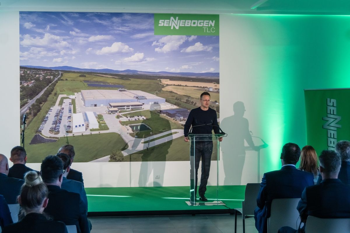 Litér, 2026. március 18.
Szijjártó Péter külgazdasági és külügyminiszter beszédet mond a német TLC Sennebogen kapacitásbővítő beruházása bejelentésén Litéren 2026. március 18-án. A hegesztett nehézacél szerkezeti elemek gyártására specializálódott vállalat kapacitásbővítést hajt végre kétmilliárd forint értékben, amihez a kormány 230 millió forint támogatást ad, így segítve elő több mint ötszáz munkahely létrehozását.
MTI/Katona Tibor