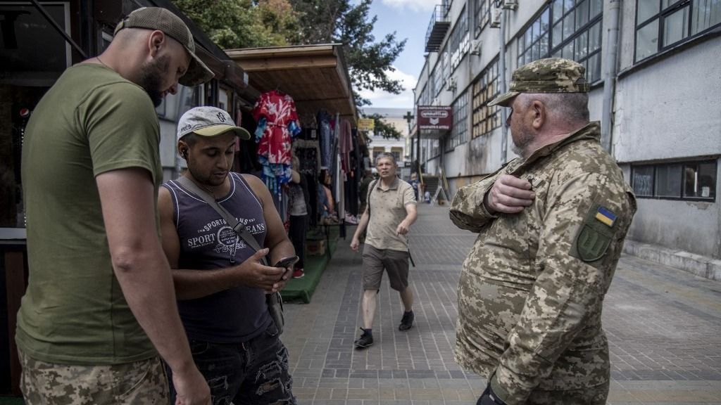 A még be nem sorozott ukrán férfiak egy pillanatra sem lehetnek nyugodtak
