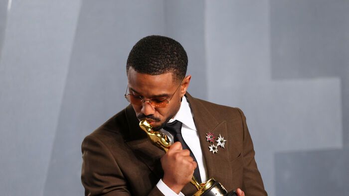 Michael B. Jordan, amerikai színész megcsókolja a legjobb férfi főszereplőnek járó Oscar-díjat, amit a „Bűnösök” című filmben nyújtott alakításáért kapott