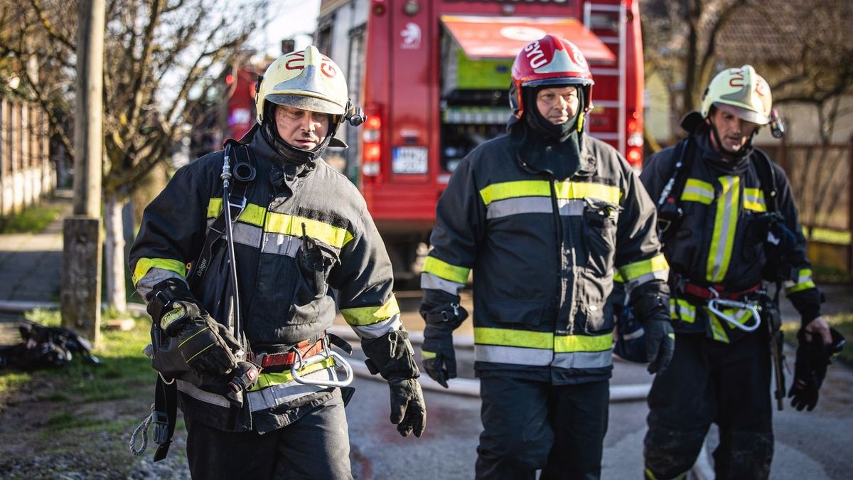 Beszorult a fal és a fűtéscső közé egy kisfiú lába Nyíregyházán, tűzoltók mentették ki