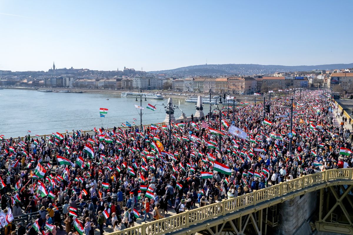 Budapest, 2026. március 15.
A drónnal készült képen a Civil Összefogás Fórum - Civil Összefogás Közhasznú Alapítvány (CÖF-CÖKA) Békemenetének résztvevői a Margit hídon az 1848-49-es forradalom és szabadságharc kitörésének évfordulóján 2026. március 15-én.
MTI/Czeglédi Zsolt