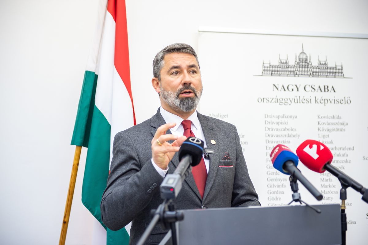 Szentlőrinc, 2026. március 17.
Hidvéghi Balázs, a Miniszterelnöki Kabinetiroda parlamenti államtitkára a kormánypártok országjárásának fóruma előtt tartott sajtótájékoztatón a szentlőrinci Művelődési Központban 2026. március 17-én.
MTI/Kacsúr Tamás