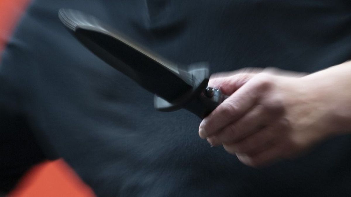 Konyhakéssel támadt 15 éves lányára az afgán apa, mert nem muszlim fiúval járt