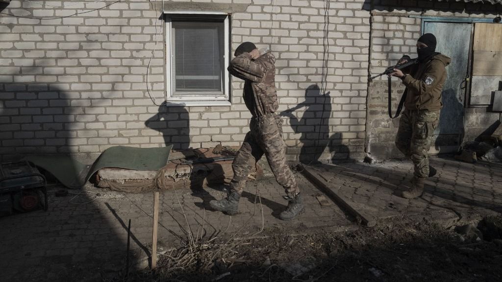 Több kilométerre is benyomulnak az orosz csapatok az ukrán főparancsnok szerint