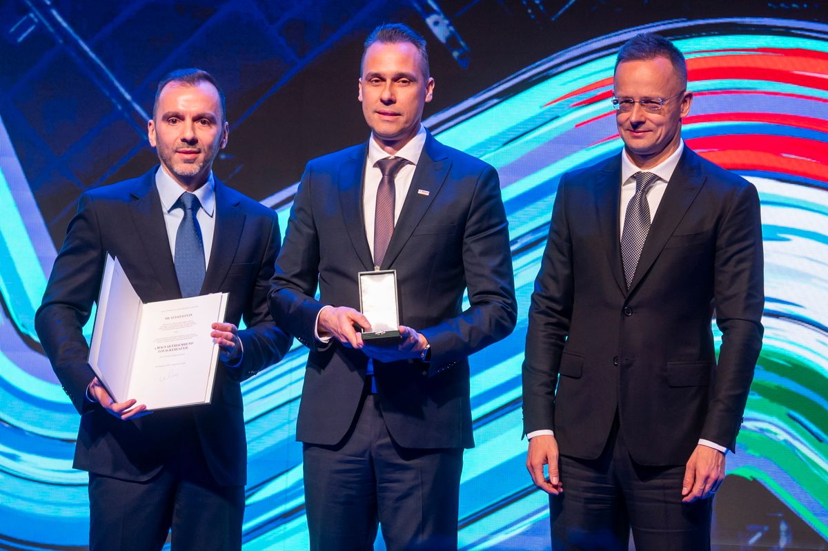 Budapest, 2026. március 19.
Szászi István, a Bosch csoport magyarországi és az adriai régiójának vezetője (k), miután átvette a Magyar Érdemrend Lovagkereszt kitüntetést Szijjártó Péter külgazdasági és külügyminisztertől (j) és Joó Istvántól, a HIPA vezérigazgatójától (b) a Nemzeti Fejlesztési Ügynökség (HIPA, Hungarian Investment Promotion Agency) járműipari  konferenciáján az Eiffel Műhelyházban 2026. március 19-én.
MTI/Balogh Zoltán