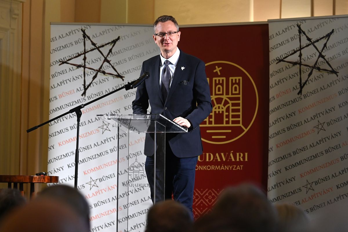 Budapest, 2026. március 19.
Rétvári Bence, a Belügyminisztérium parlamenti államtitkára előadást tart a Kommunizmus Bűnei Alapítvány, a Budavári Önkormányzat, a Hortobágyi Kényszertáborokba Elhurcoltak Egyesülete és a Konrad Adenauer Stiftung konferenciáján a budapesti Márai Sándor Művelődési Házban 2026. március 19-én.
MTI/Kovács Attila