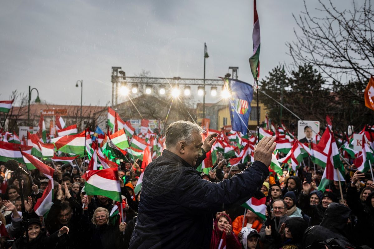 Pécel, 2026. március 28.
A Miniszterelnöki Kommunikációs Főosztály által közreadott képen Orbán Viktor miniszterelnök, a Fidesz elnöke országjárásának péceli állomásán, a Kossuth téren 2026. március 28-án.
MTI/Miniszterelnöki Kommunikációs Főosztály/Kaiser Ákos