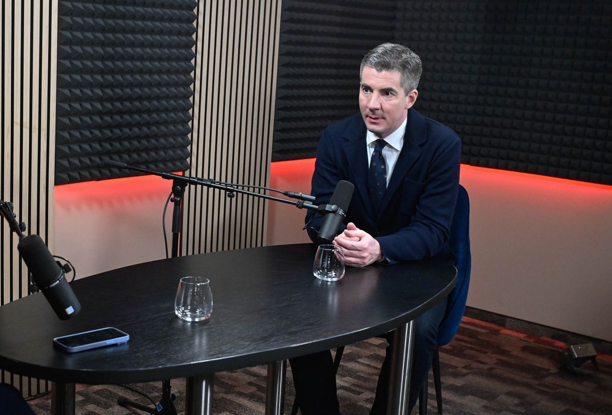 Budapest, 2026. március 3.
Kocsis Máté, a Fidesz frakcióvezetője a közmédia Kell még mondanom valamit, Ildikó? című podcastjának felvételén a Médiaszolgáltatás-támogató és Vagyonkezelő Alap (MTVA) Kunigunda útjai székházának podcaststúdiójában 2026. március 3-án.
MTI/Bruzák Noémi