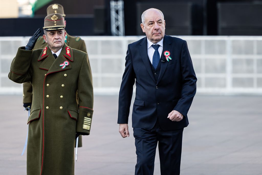 zászlófelvonás március 15.