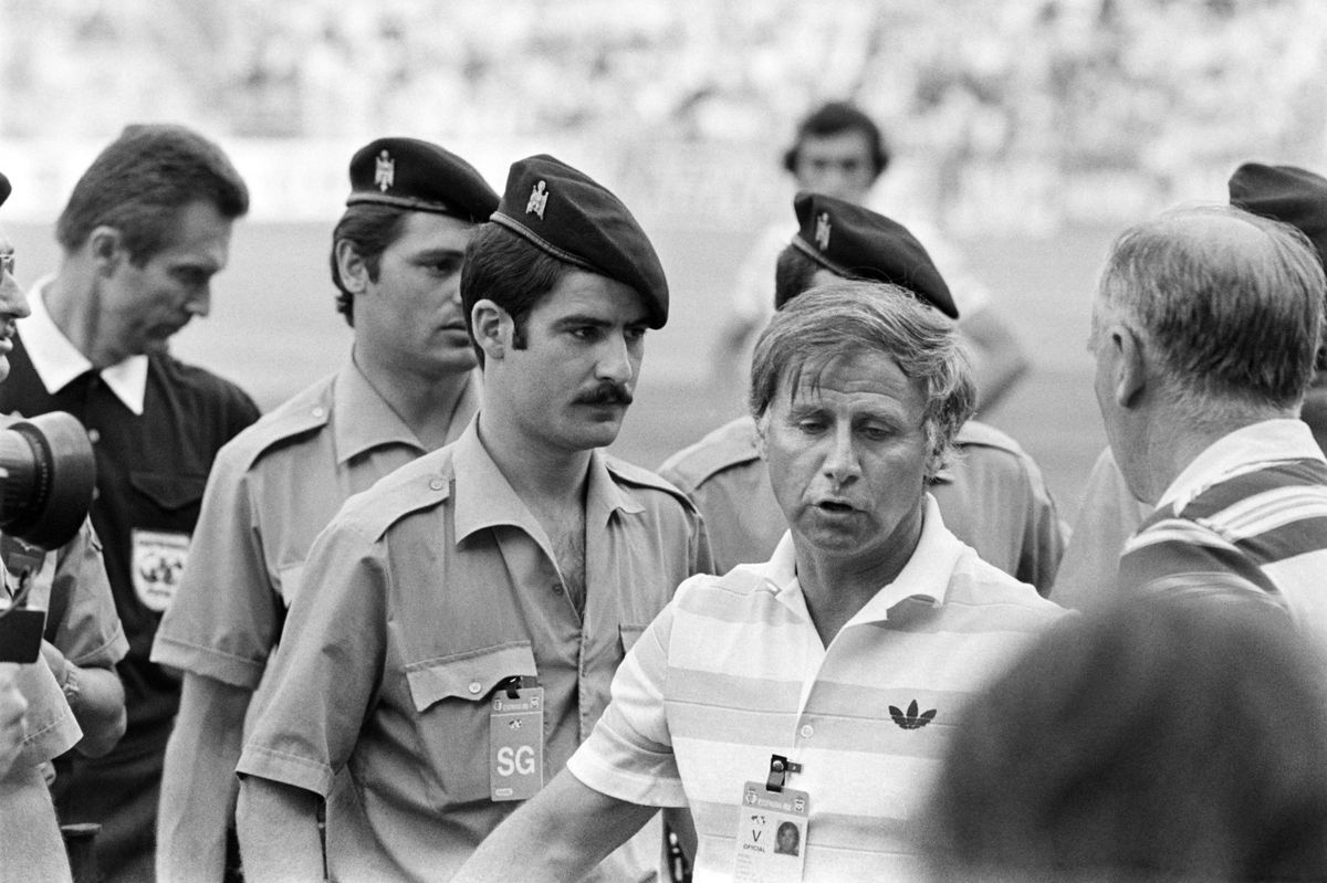 France's coach Michel Hidalgo (C) is pictured during the World Cup football match between France and Kuwait on June 21, 1982, in Valladolid. (Photo by Georges BENDRIHEM / AFP)