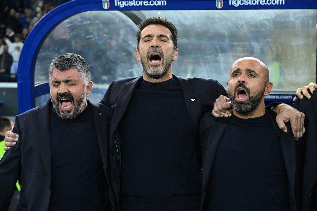 Gennaro Gattuso, Gianluigi Buffon és Luigi Riccio az olasz himnuszt énekli extázisban. Olaszország harmadik nekifutásra jutna ki a világbajnokságra a pótselejtezőből, Észak-Írország az első ellenfél
