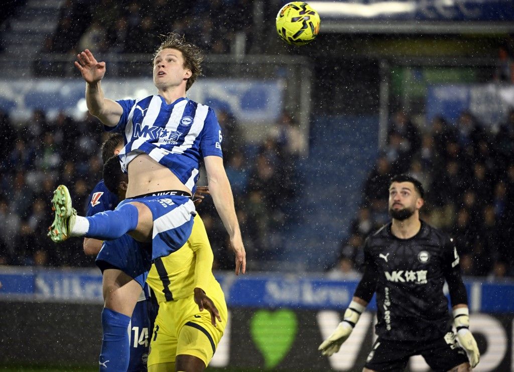 Alaves' Finnish defender #16 Ville Koski heads the ball during the Spanish League football match between Deportivo Alaves and Villarreal CF at Mendizorroza Stadium in Vitoria on March 13, 2026. (Photo by ANDER GILLENEA / AFP)