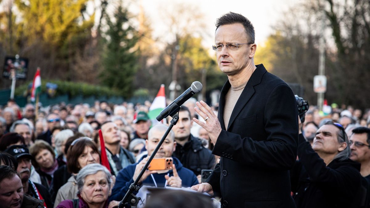 20260306 Budapest
Tüntessünk az ukrán zsarolás ellen! címmel, a Nemzeti Ellenállási Mozgalom által szervezett demonstráció az Ukrajna budapesti nagykövetsége előtt.
fotó: Ladóczki Balázs (LB)
MW
képen: Szijjártó Péter külgazdasági és külügyminiszter