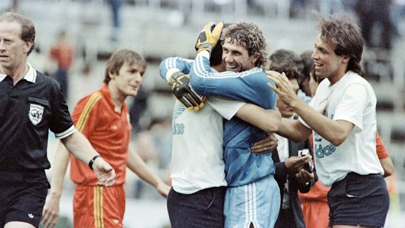 A belga csapat a továbbjutását ünnepli, a szovjetek kiestek az 1986-os mexikói labdarúgó-világbajnokságon