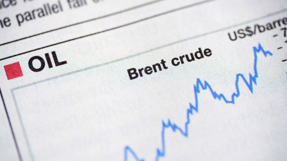 A nemzetközi törekvések ellenére is magasan az olajár, támadások történtek a Hormuz-i szorosban