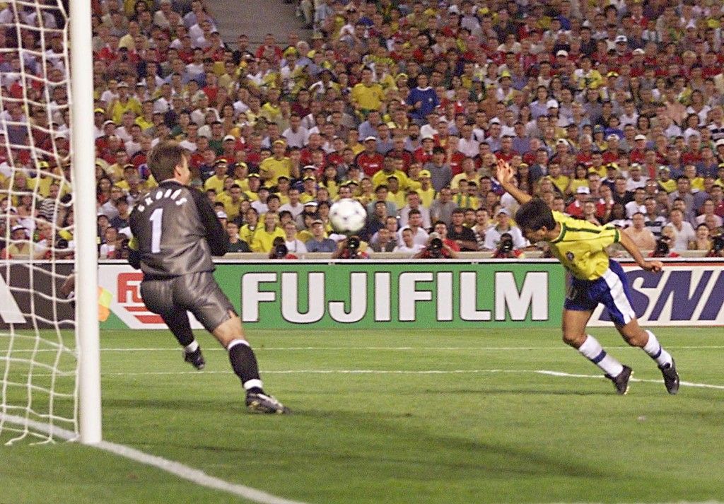 Brazilian forward Bebeto (R) heads the ball into the net of Norwegian goalkeeper Frode Grodas (L) 23 June at the Stade Velodrome in Marseille, south of France, during the 1998 Soccer World Cup Group A first round match between Brazil and Norway. Norway won 2-1. (ELECTRONIC IMAGE) AFP PHOTO   CHRISTOPHE SIMON (Photo by Christophe SIMON / AFP)