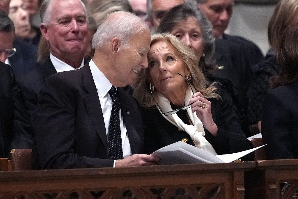 Lábon lőtte magát a philadelphiai nemzetközi repülőtéren Jill Biden testőre