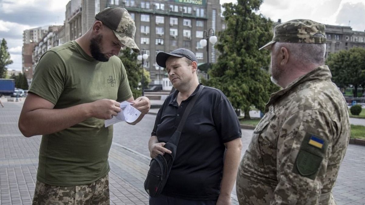 Sokkoló jelenet Dnyipróban: erőszakkal tuszkoltak autóba egy férfit a toborzók