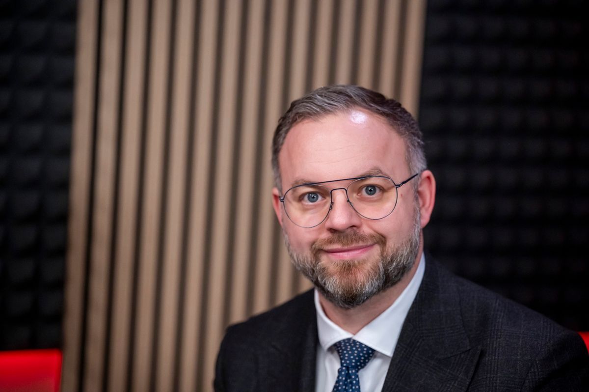 Budapest, 2026. február 5.
Orbán Balázs, a miniszterelnök politikai igazgatója a közmédia Kell még mondanom valamit, Ildikó? című podcastjának felvételén a Médiaszolgáltatás-támogató és Vagyonkezelő Alap (MTVA) Kunigunda útjai székházának podcast-stúdiójában 2026. február 5-én.
MTI/Balogh Zoltán