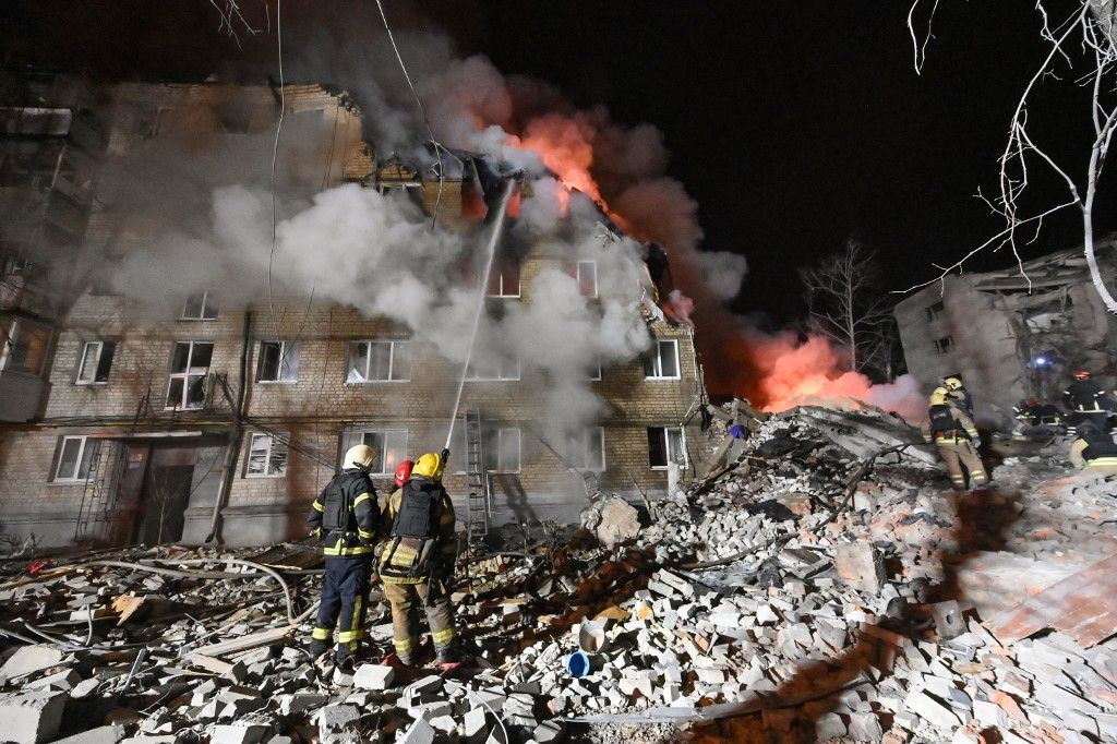 Lakóépületet ért orosz rakétatámadás  Harkivban SERGEY BOBOK/AFP Fotó: SERGEY BOBOK / AFP