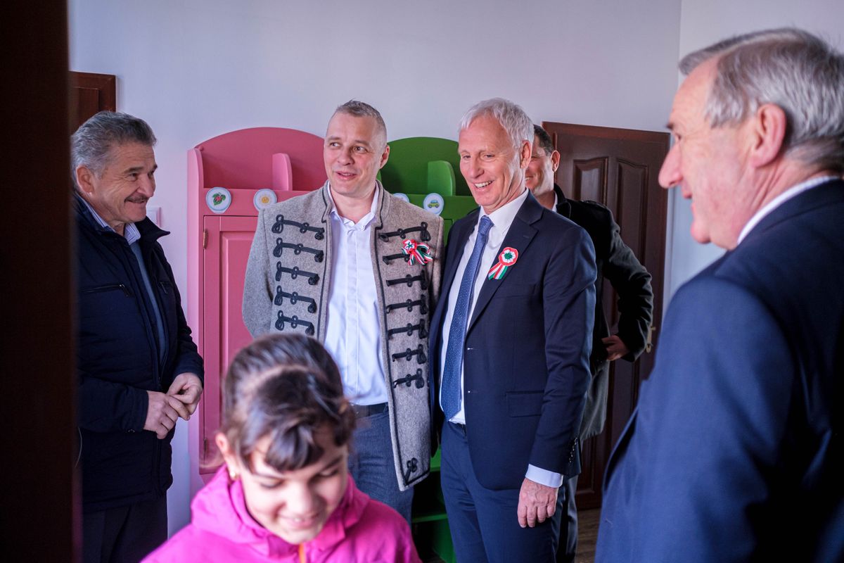 Ülke, 2026. március 16.
Soltész Miklós, a Miniszterelnökség egyházi és nemzetiségi kapcsolatokért felelős államtitkára (j2) és Kovács Árpád Oroszhegy község polgármestere (b2) a megújult ülkei katolikus óvoda átadási ünnepségén az erdélyi Ülkében 2026. március 16-án.
MTI/Veres Nándor