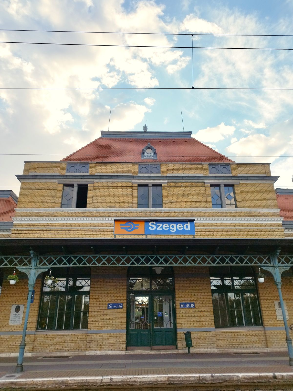 Szeged, railway station, MÁV START ZRT., Hungary, 2025. 07. 11. 18:50. main building of Szeged railway station.