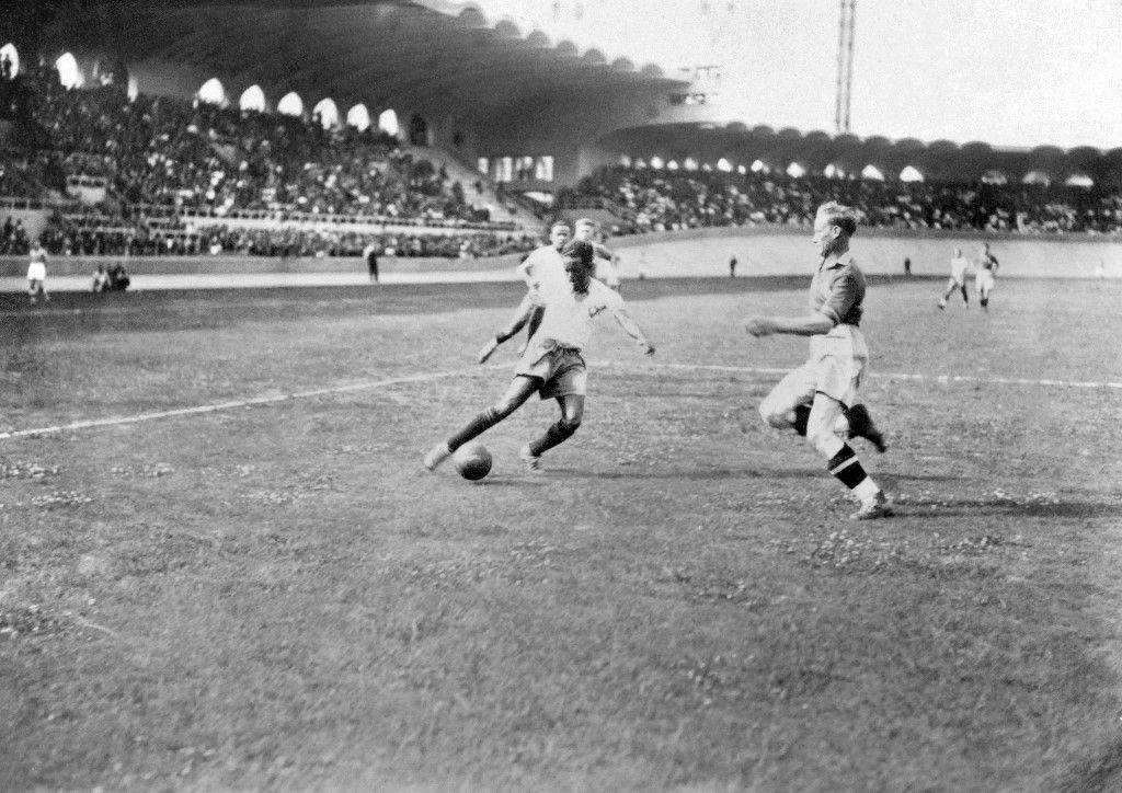 Brazilian forward Leonidas (L) controls the ball in front of a Swedish defender during the World Cup soccer match for third place between Brazil and Sweden 19 June 1938 in Bordeaux. Leonidas scored twice to help Brazil beat Sweden 4-2. AFP PHOTO (Photo by AFP)