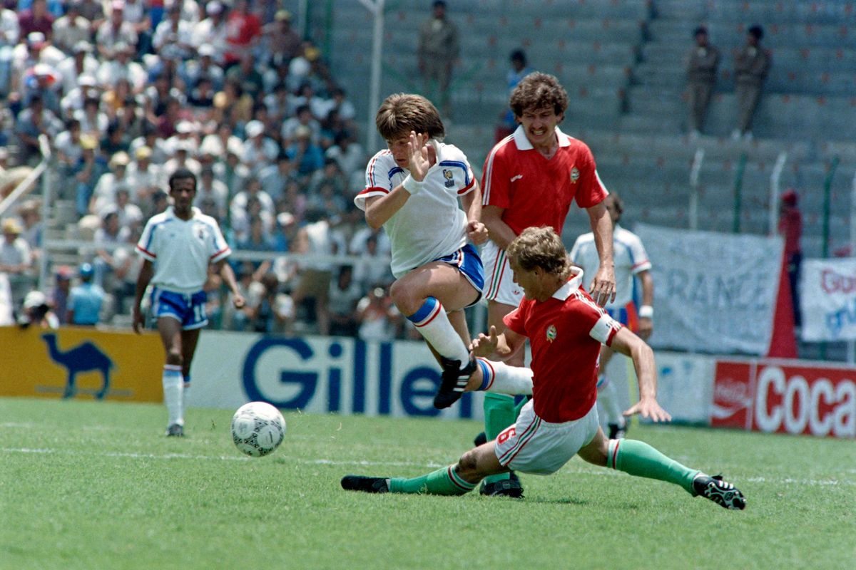 Stopyra, a franciák csatára Esterházy és Garaba között viszi el a labdát