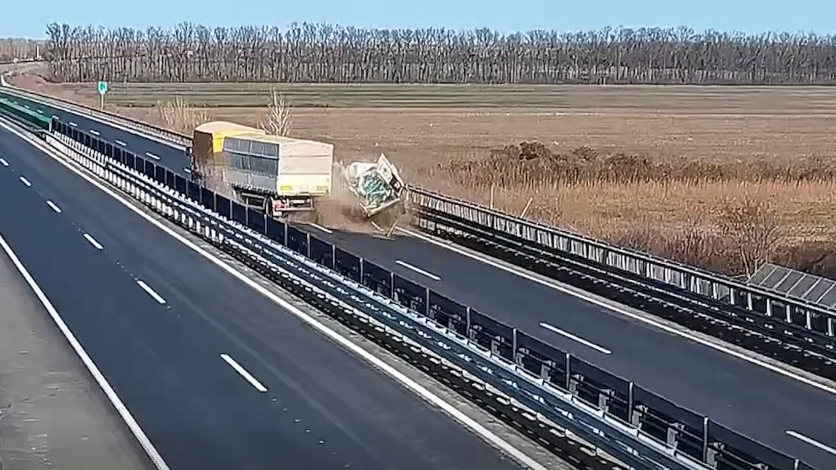 Drámai baleset történt az M4-es úton, letarolt egy furgont a teherautó + videó