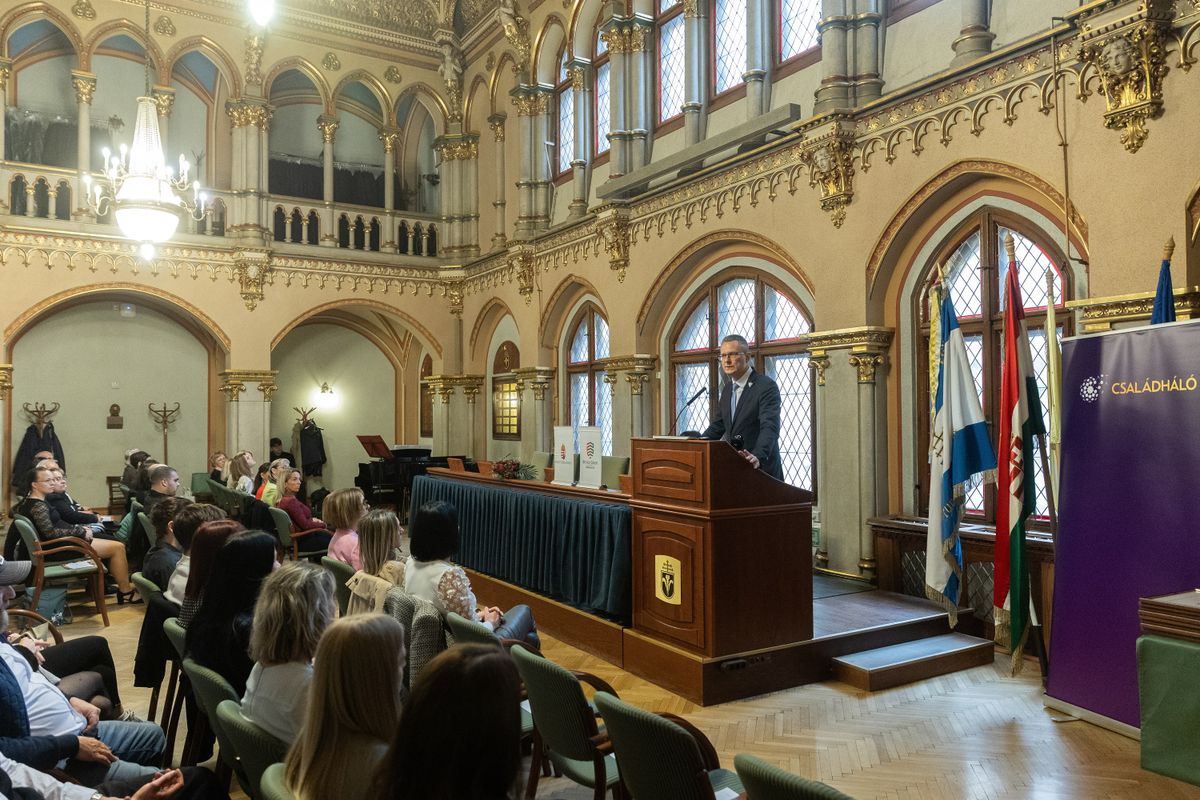 Budapest, 2026. március 20.
Rétvári Bence, a Belügyminisztérium parlamenti államtitkára beszédet mond a Családháló Alapítvány díjátadó ünnepségén Budapesten, a Pázmány Péter Katolikus Egyetemen 2026. március 20-án.
MTI/Kocsis Zoltán