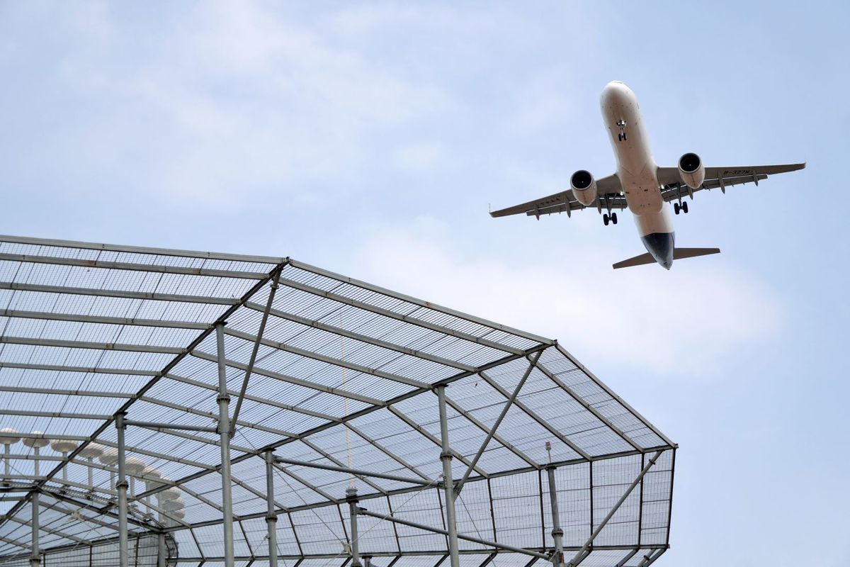 Egy utasszállító repülőgép a kínai Santung tartományban található Jantai Penglai Nemzetközi Repülőtéren – a légiközlekedés helyzete megváltozott