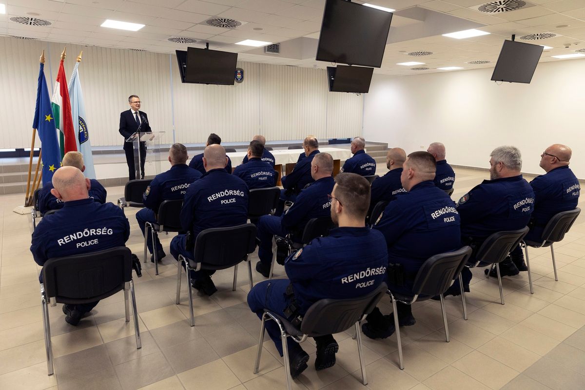 Budapest, 2026. február 3.
Rétvári Bence, a Belügyminisztérium parlamenti államtitkára beszédet mond a bolgár-török határra induló magyar rendőri kontingens búcsúztatóján a Készenléti Rendőrségen 2026. február 3-án.
MTI/Kocsis Zoltán
