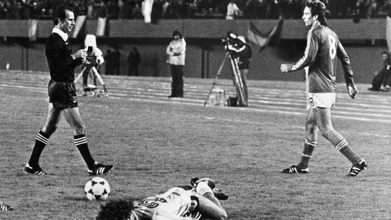 A magyar Nyilasi szabálytalanul szereli az argentin Tarantinit (a gyepen), ezért a portugál játékvezető Nyilasit kiállítja a Buenos Aires-i labdarúgó vb-n az Argentína–Magyarország mérkőzésen