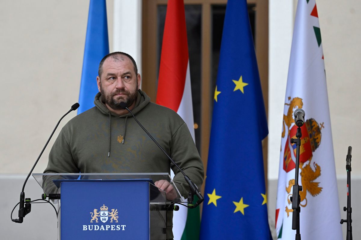 Budapest, 2026. február 22.
Sándor Fegyir ukrán nagykövet beszédet mond az ukrajnai háború kitörésének negyedik évfordulója alkalmából nyílt, ukrán gyermekrajzokból álló szabadtéri kiállítás megnyitóján a Városháza Parkban 2026. február 22-én.
MTI/Bruzák Noémi