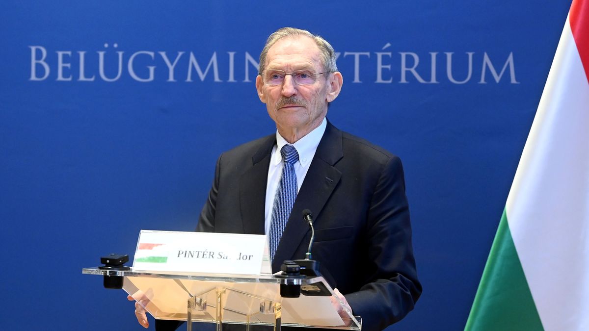 Pintér Sándor: Szabó Bence volt rendőrszázadost a rendőrségen belül is árulónak tartják