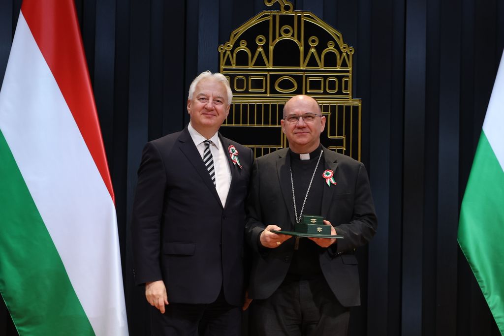 Állami kitüntetéseket adott át Semjén Zsolt a Karmelita kolostorban 