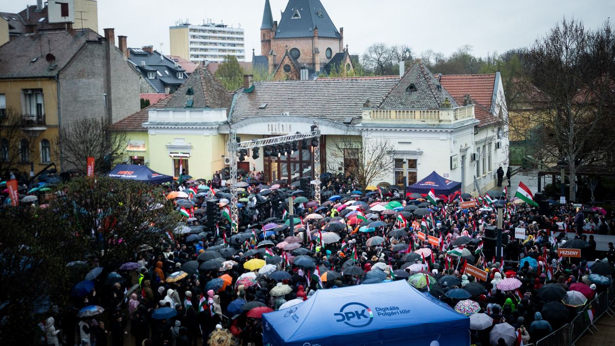 Kitartott a tömeg Orbán Viktor szolnoki fórumán a szakadó eső ellenére is