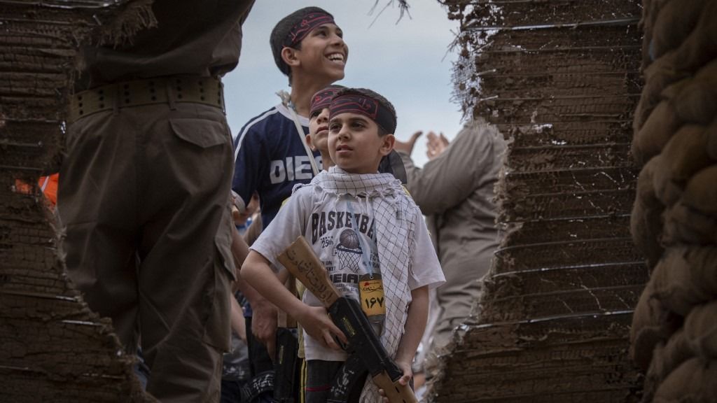 Irán gyerekekkel tölti fel hadseregének sorait