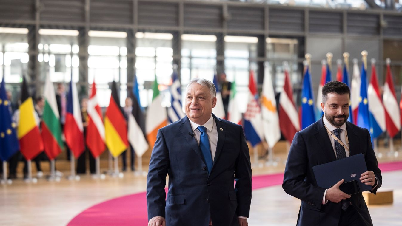 A Miniszterelnöki Kommunikációs Főosztály által közreadott képen Orbán Viktor miniszterelnök (b) érkezik az EU-tagországok állam-, illetve kormányfőinek csúcstalálkozójára Brüsszelben 2026. március 19-én. Jobbról Máté János, a Miniszterelnöki Programirodá