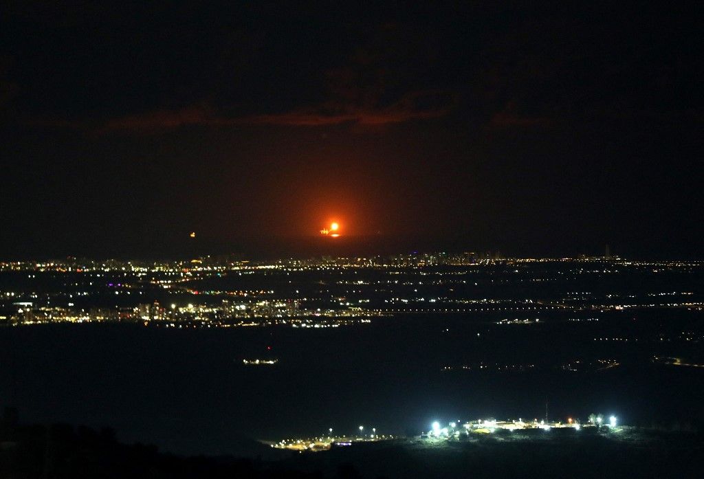 Iránból kilőtt rakéták Hebron felett, Izraelben Fotó: WISAM HASHLAMOUN / ANADOLU