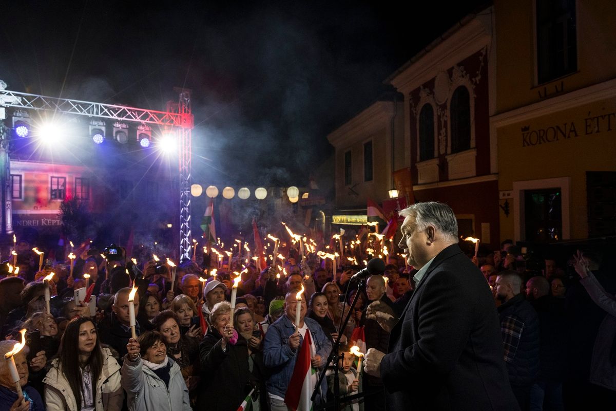 Szentendre, 2026. március 20.
A Miniszterelnöki Kommunikációs Főosztály által közreadott képen Orbán Viktor miniszterelnök, a Fidesz elnöke országjárásának szentendrei állomásán, a Fő téren 2026. március 20-án.
MTI/Miniszterelnöki Kommunikációs Főosztály/Kaiser Ákos